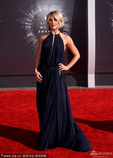 组图：朱利安-霍夫亮相红毯 裸背美裙抢镜