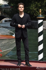 组图：吸血鬼Stefan乘快艇逛威尼斯 揽萝莉超模