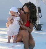 组图：F1巨富千金产后秀美腿巨胸 幸福抱女儿