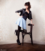 组图：AKB小嶋阳菜代言丝袜露修长美腿性感魅惑