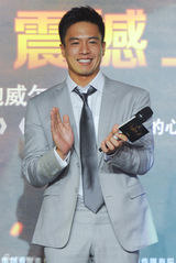 组图：刘亦菲长裙亮相电影首映 吉克隽逸献唱