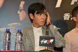 BigBang TOP到港宣传电影 摆搞怪POSE逗笑粉丝