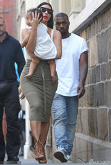 组图：潮妈卡戴珊抱娃出街 萌娃怀中睡得香