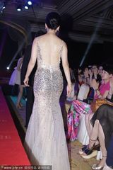 组图：不老女神46岁翁虹玩透视大秀性感身材