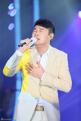 组图：小沈阳为爱妻沈春阳献歌 多亮携北舞校花共舞