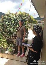 组图：女神变村姑！张柏芝黄圣依干农活打篮球