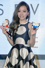 组图：张靓颖台湾办加盟发布会 索尼赠金麦