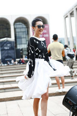 组图：司卉亮相时装周 百变造型妩媚时尚