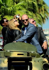 组图：《敢死队3》劲爆亮相 坦克开进戛纳大道