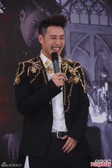 组图：潘玮柏《小丑》自创MV挑战不同类型角色