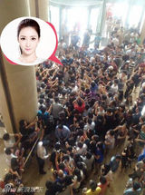 组图：柳岩低胸白裙 骑哈雷穿球服送快递人气旺