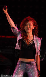 组图：邓紫棋杭州开唱劲歌热舞 小巨肺裸背诱惑