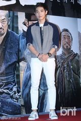 组图：韩星河智苑出席试映会 短裙露粗腿