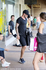 组图：贝克汉姆健身房秀肌肉纹身 引众饿女扑食