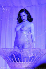 组图：脱衣舞娘助兴富商生日 裸身出浴大秀豪乳