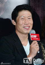 组图：BigBang TOP亮相试映会 西装领结十分帅气