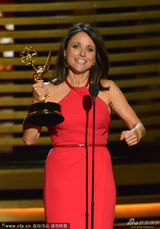 组图：茱莉亚获喜剧最佳女主角遭绝命毒师强吻