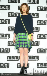 组图：玉泽演泫雅等亮相时尚活动 难掩青春气息