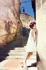 组图：金巧巧浓情巴黎写真 白衣灵动宛如少女