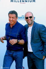 组图：《敢死队3》记者会 众硬汉坐坦克驾到