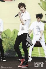 组图：韩星为粉丝烤香蕉 黑乎乎似茄子