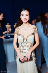 组图：周迅何超仪亮相时装周 女神变身小粉丝