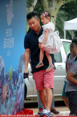 组图：李小鹏携妻女现身 奥莉偷窥狗仔萌萌哒