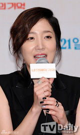 组图：姜艺媛出席发布会 透视黑衣显性感