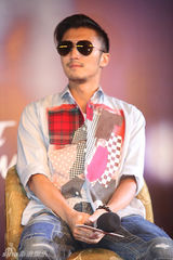 组图：《一生一世》谢霆锋否认爱得霸道