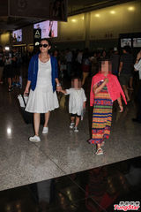 组图：众星峇里岛婚宴归来 曾志伟证实宾客自费