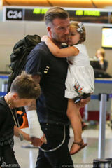 组图：小贝受伤仍单手抱女 小七害羞捂脸萌翻