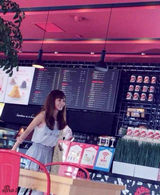 组图：姚笛拍戏近照曝光 身形纤瘦独自看剧本