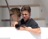 组图：安吉丽娜-朱莉/布拉德-皮特婚后甜蜜度假 亲密抚摸超有爱