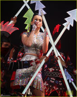 组图：水果姐穿霸气银装开唱 扭腰热舞性感十足