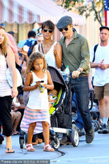 组图：哈利-贝瑞全家游迪士尼 幼子曝光显呆萌