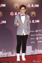 组图：品冠西装儒雅 柯有伦花衣显夏日气息