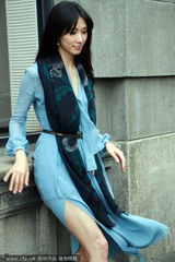 组图：林志玲高开叉长裙秀玉腿 卖萌比V显童趣