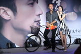 组图：《一生一世》发布会 谢霆锋高圆圆骑单车