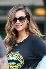 组图：妮娜-杜波夫获众化妆师伺候 粉丝围堵显风情万种