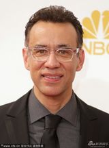 组图：弗莱德-阿米森正装亮相艾美红毯