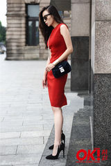 组图：小宋佳街拍展酷美范儿 包臀红裙美艳动人