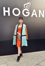 组图：海清三种风格在米兰玩嗨 造型越凹越大胆