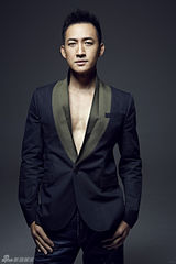 组图：王阳形色写真 真空搭配西装秀身材
