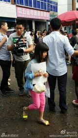 组图:姚明现身《爸爸2》 曹格女儿带帽喜感时尚