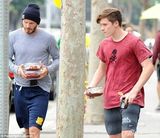 组图：小贝锁眉似有心事 长子布鲁克林越发帅气