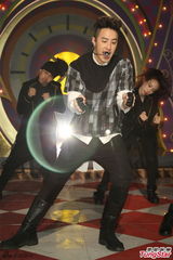 组图：潘玮柏变身专业球评 怕再引来网友论战