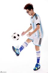 组图：歌浴森拍摄写真展敏捷身手助阵世界杯