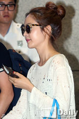 组图：成宥利恋情曝光后首亮相遭围堵