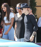 组图：比伯与绯闻嫩模约会 豹纹跑车显土豪气质