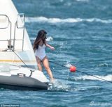 组图：赛琳娜与出柜超模出海 二人海中亲密嬉戏